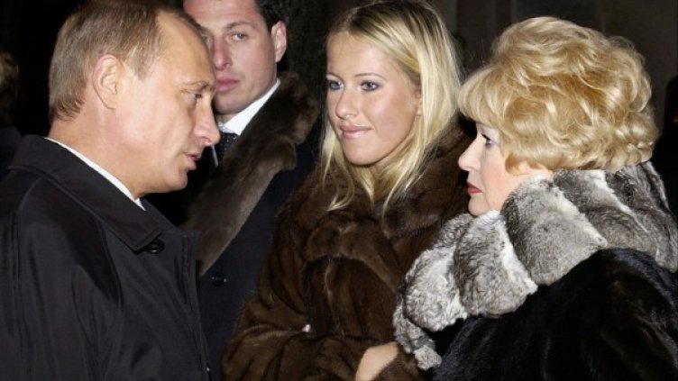 Владимир Путин разговаря с Людмила Нарусова, вдовица на бившия кмет на Санкт Петербург Анатолий Собчак, и тяхната дъщеря Ксения. Снимка: архив, БТА