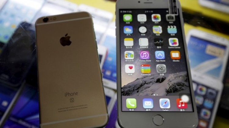 Фалшив iPhone 6S за $91 и фалшив iPhone 6S Plus за $99 се продават в китайски магазин. Снимка: Reuters