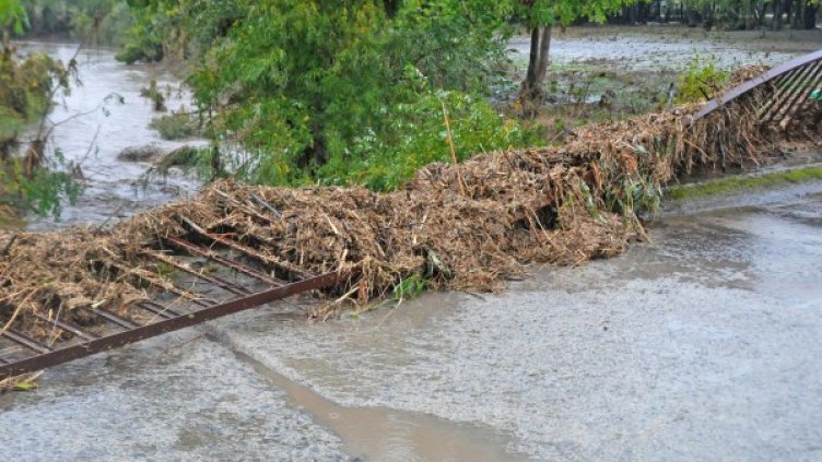 Проверяват се сигнали за скъсани язовирни стени в Бургаско