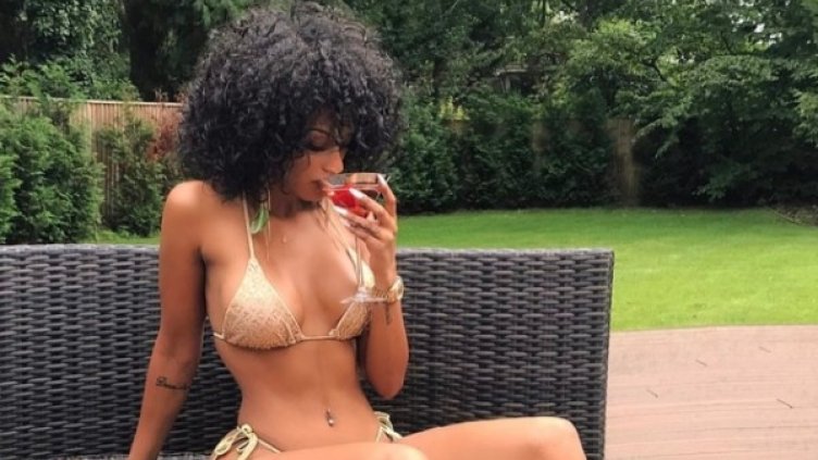 Бившата на Балотели събира погледите с пищно деколте