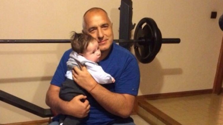 Борисов щастлив с внука си, малкия Бойко, който вече е батко. Снимка: Facebook