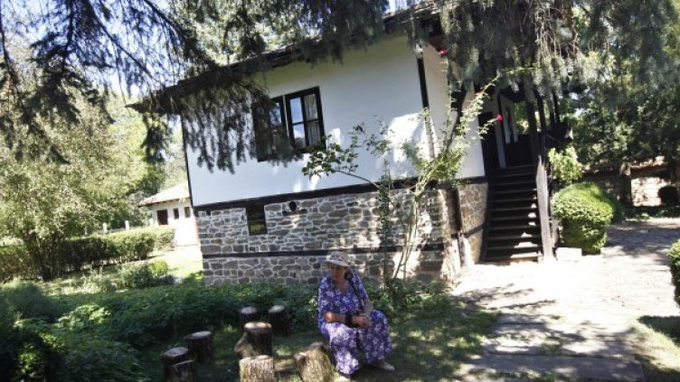 Къщата-музей на Тодор Живков в Правец обаче се поддържа и приема посетители. Снимка: Олег Попов, Dnes.bg