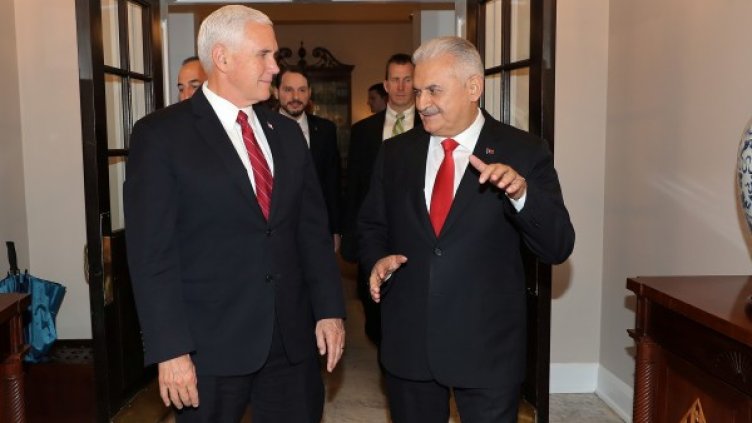 Майк Пенс и Бинали Йълдъръм. Снимка: Reuters