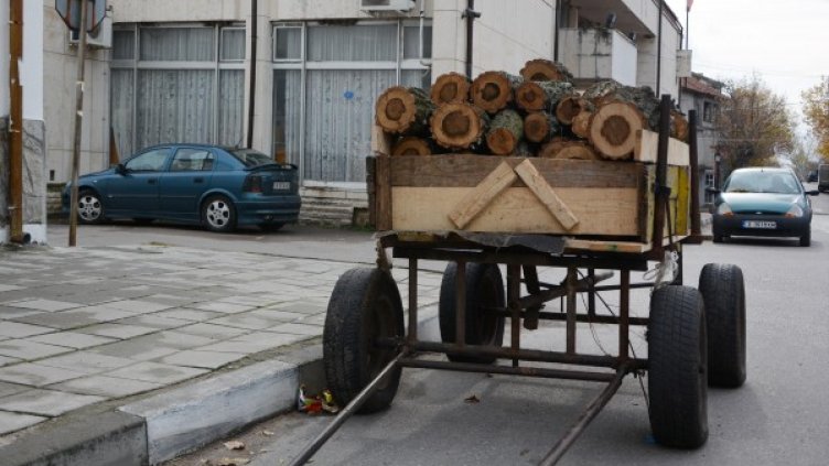 Конфискуваха ромски каруци, пълни с дърва за огрев