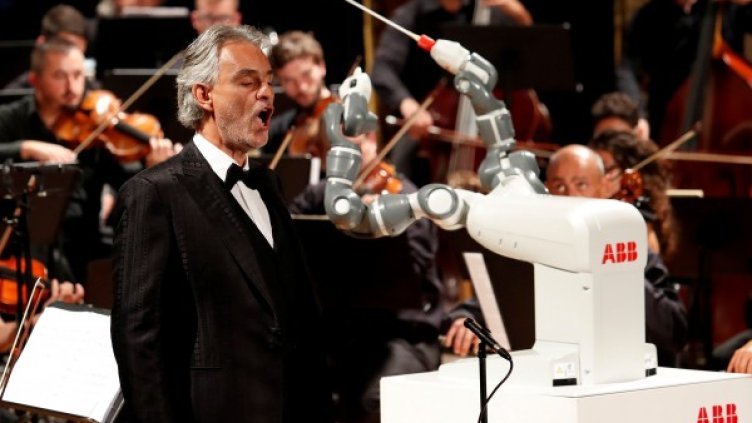 Изпълнението на Андреа Бочели и "диригента" YuMi. Снимка: Ройтерс