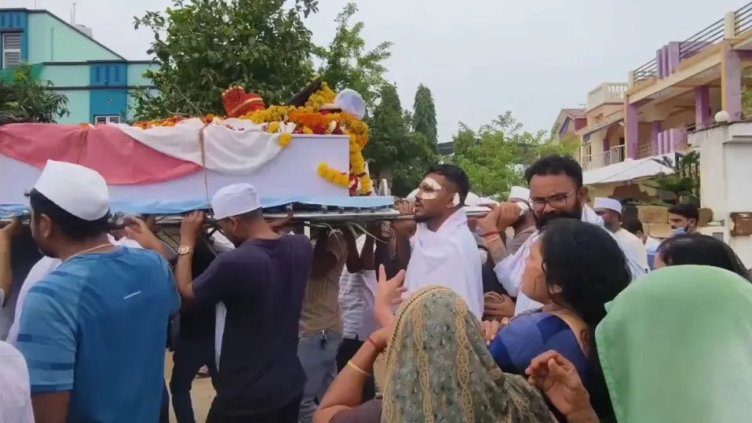 Оцелелият от самолетната катастрофа в Индия погреба брат си: Иска ми се да не съм жив