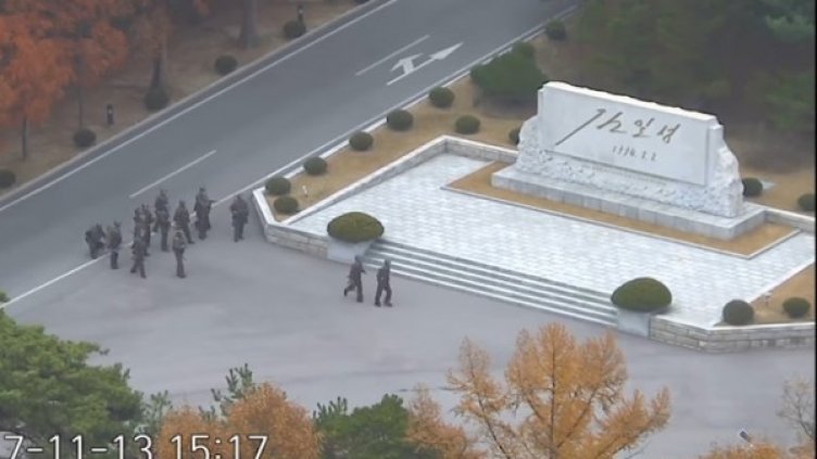 Видео на ООН: Бягство на войник от КНДР към юга. Стрелба...