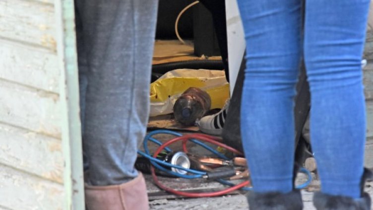 Разследващи правят оглед на гаража. Снимка: Булфото