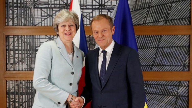 Туск и Тереза Мей. Снимка: БТА