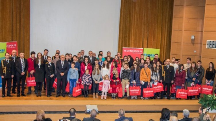 97 деца на загинали и пострадали полицаи ще получат подаръци от Технополис и Практикер