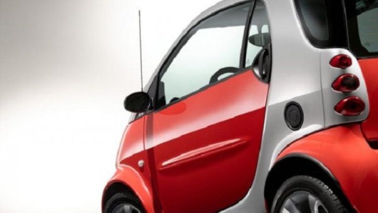 Снимка: Smart
Отворът за резервоара е от дясната страна на компактната кола...; Снимка: Smart
....а този на въздухозаборника е отляво; Снимка: Smart