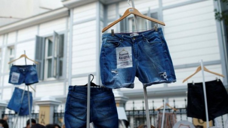 Протестът на късите панталонки. Снимка: Reuters