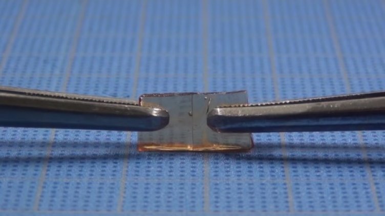 Случайно откритие: Самовъзстановяващо се стъкло!