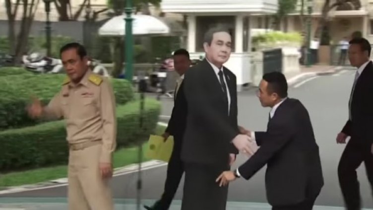 Ловък ход от Тайланд: Неудобните въпроси – на картонения премиер! 