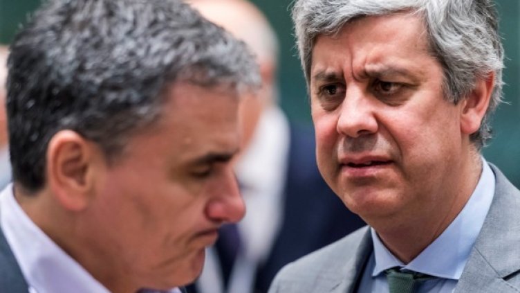 Марио Сентино разговаря с гръцкия финансов министър Евклид Цакалотос. Снимка: БТА