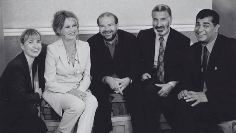 Българи на среща с Бриджит Бардо. Снимка община Белица