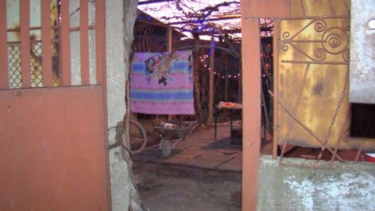 Снимка: архив Reuters
Дворът, където кучето е било вързано Снимка: Dnes.bg