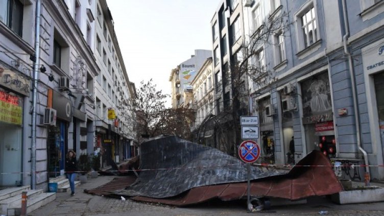 Силен вятър вилнее в София: Паднали светофари, покриви, дървета...