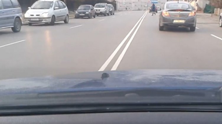 На снимката се вижда пешеходец, който пресича нерегламентирано Снимка: Helpbook