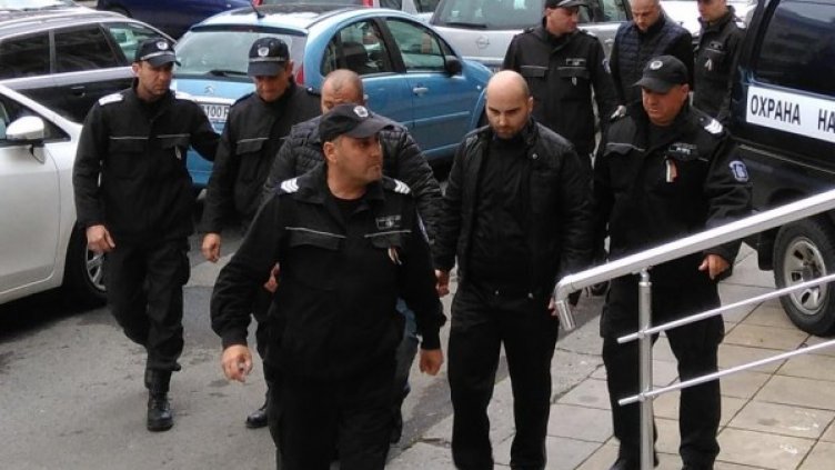 Полиция отвежда Милен към съдебната зала. Снимка: Дарик