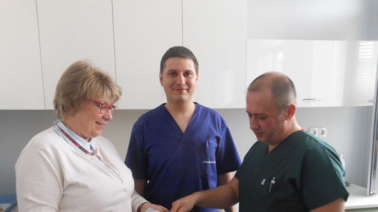 Симеон Маринов, Светлан Николов и преподавателката им Даниела Тасева. Снимка: БНР