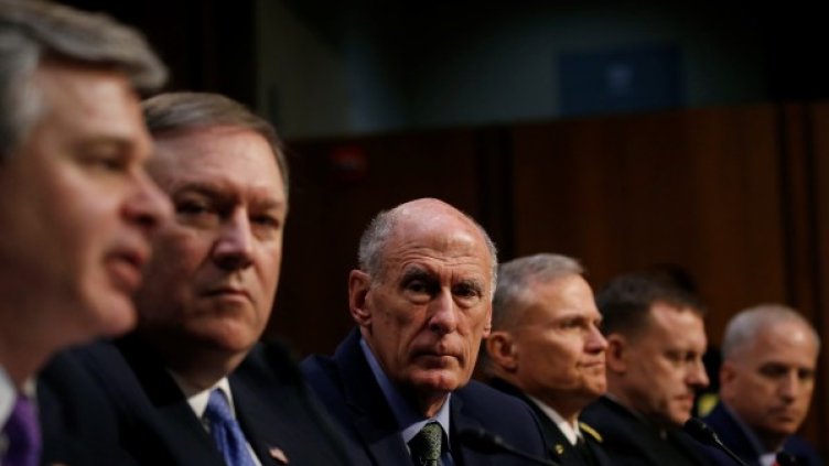 На снимката отляво надясно: Крис Рей, ФБР, Майк Помпео, ЦРУ, Дан Коутс, национално разузнаване, Робърт Ашли, Агенция за разузнавателни служби, Майкъл Роджърс, Агенция по национална сигурност, Робърт Кардило, Агенцията за геопространствено разузнаване