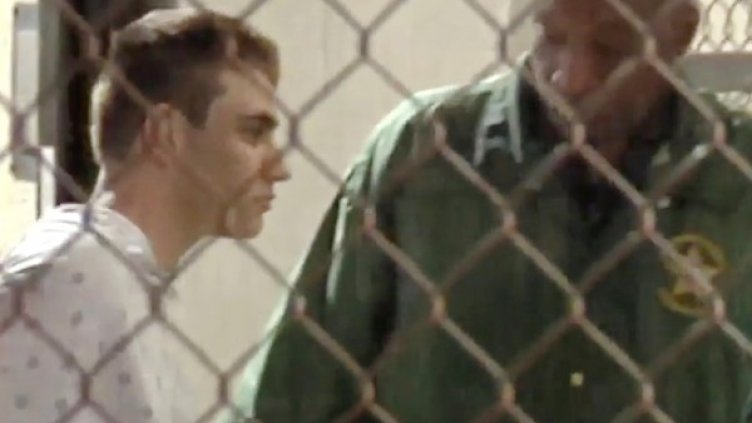 Полицай ескортира Крус към затвора Снимка: Reuters