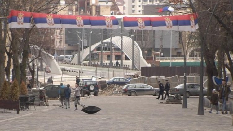 Сръбски знамена над моста, свързващ двете чaсти на разделения град Косовска Митровица Снимка: Deutsche Welle