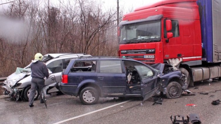 Румънски ТИР помете 3 коли край Велико Търново