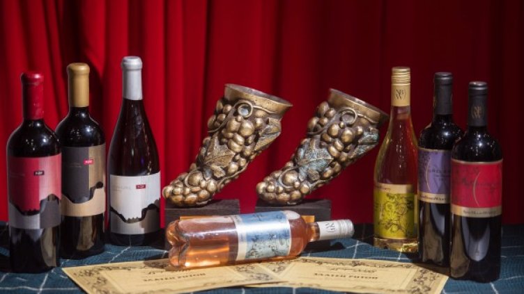 Представители на винарната със спечелената награда. Източник: New Bloom Winery