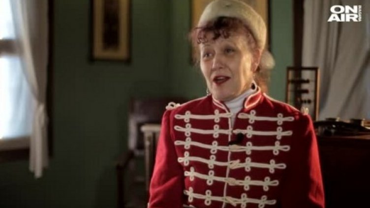 Учителка по стъпките на Райна Княгиня &ndash; шие знамена