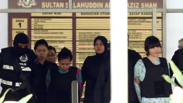 Заподозряната за убийството на Ким Йон Нам по време на следствен експеримент Снимка: Reuters