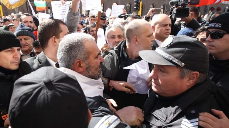 Бутане и сблъсъци с полицията на протеста пред МС