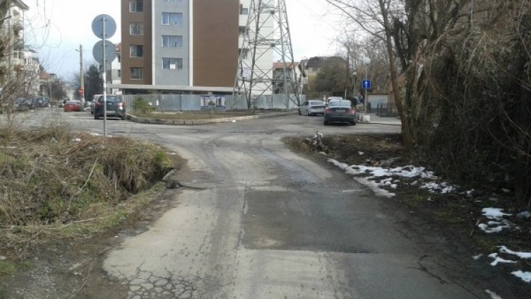 Снимка: Google Street View
Снимка: HelpBook
Мостът се руши; Снимка: HelpBook
Преминават и пешеходци; Снимка: HelpBook
Снимка: HelpBook