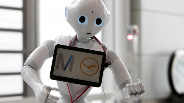 Самолетната компания Lufthansa тества своя хуманоиден робот в Мюнхен. Източник: Reuters