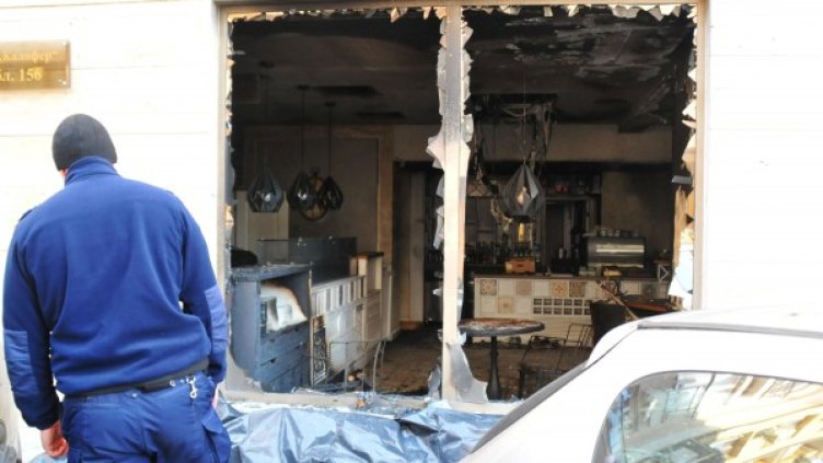 Изгоря пицария в Бургас, подозират умишлен палеж