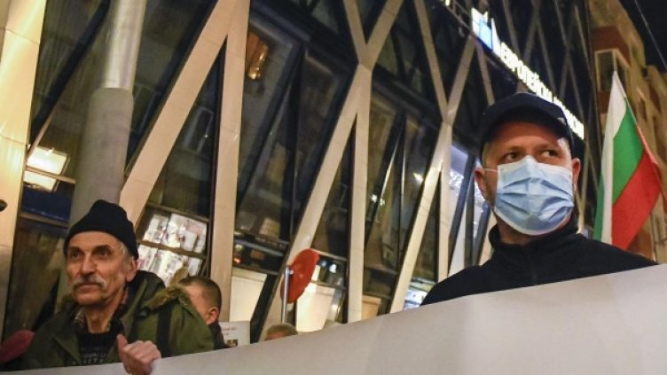 Бургазлии с маски на пореден протест срещу мръсния въздух