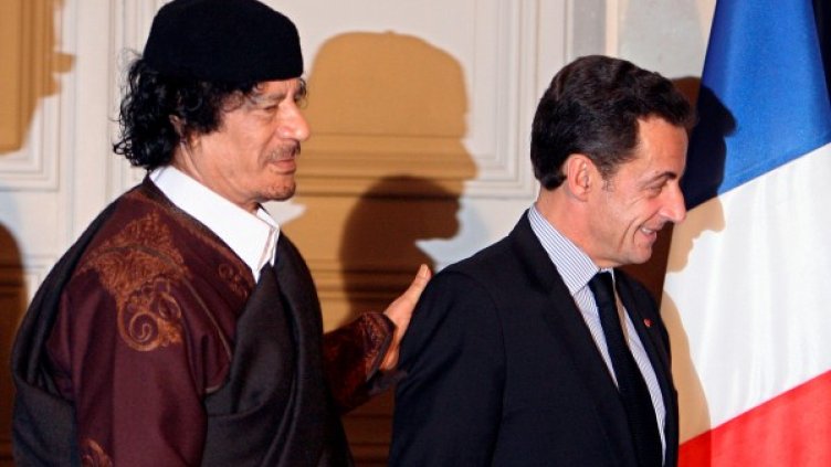 Муамар Кадафи и Никола Саркози. Снимка: архив, Reuters