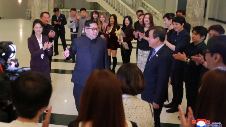 Севернокорейският лидер се срещна с южнокорейските артисти. Снимка: Reuters