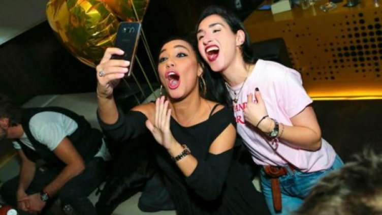 Мария Илиева си прави селфи със Сантра, а на пръста й личи бижуто. Снимка: клуб Bedroom