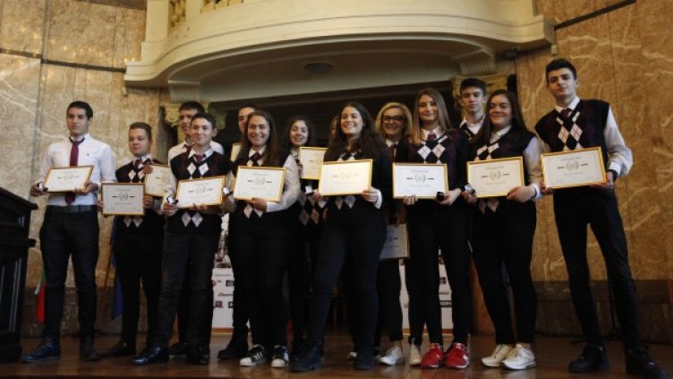 В СУ "Климент Охридски" се гордеят с отличниците си. Снимка: Олег Попов, Dnes.bg