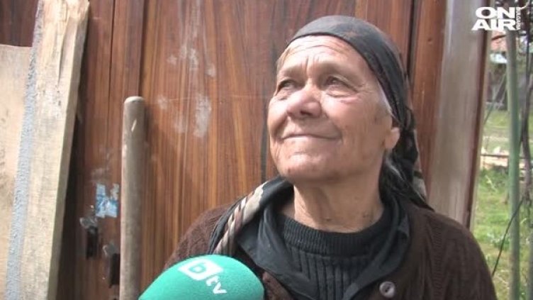 Юсни ( в средата) и баба Станка с бригадата. Снимка: 24 часа