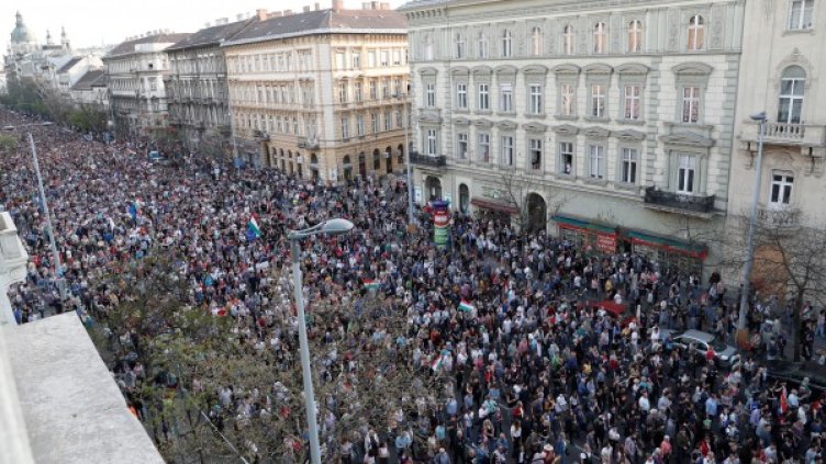 Будапеща под знака на протеста: Хиляди против Орбан