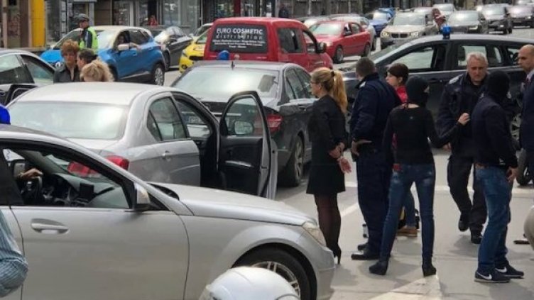 ?70 бона на ръка, барети, белезници и кметски припадъци