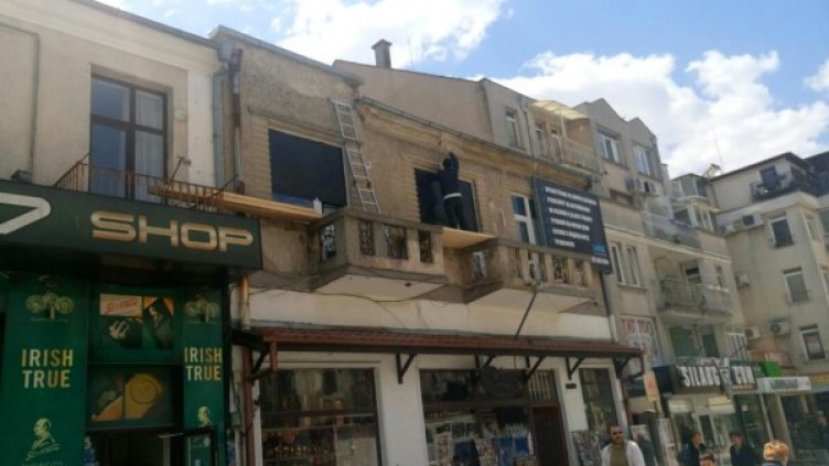 Без скеле, без каски &ndash; опасен строеж в центъра на Бургас