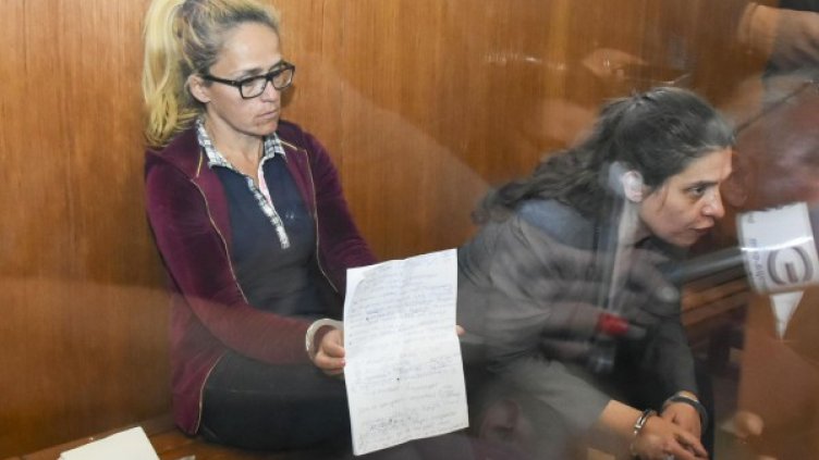 Иванчева писа бележка до журналистите, че не е била в "Ринг мол" на въпросната среща. Снимка: архив, Булфото