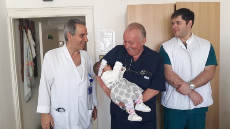 Д-р Васил Керанов, д-р Евгений Бенчев с бебето Елена, д-р Кирил Чакъров. Снимка: УМБАЛ-Бургас