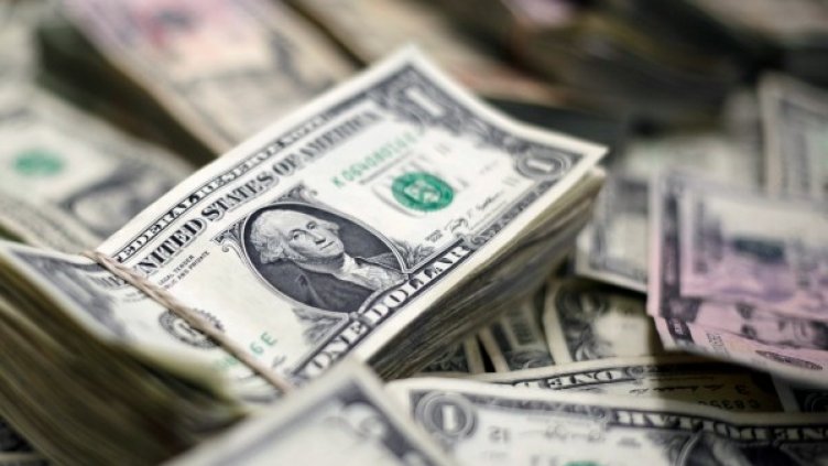 Габровка сви $10 000 от паркирана край пътя кола