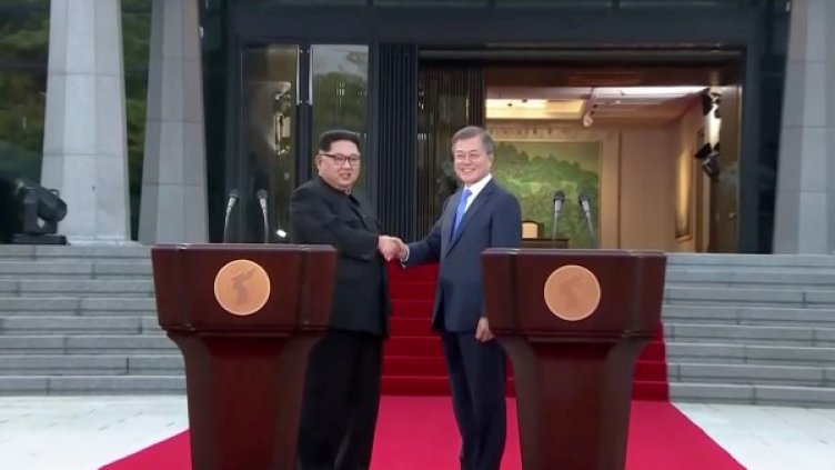 Ким Чен Ун и Мун Дже Ин. Снимка: Reuters