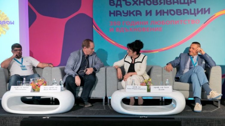 На снимката от ляво надясно: проф. д-р Арман Постаджиян, Акад. проф. д-р Иван Миланов, проф. д-р Анна-Мария Борисова, проф. д-р Асен Дудов
На снимката: Владимир Томов, председател на Фондация "В Помощ на здравето", и д-р Ана Цакова, изпълнителен директор на Мерк България